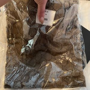 GUCCI SIGNATURE SCARF 100% AUTHENTIC